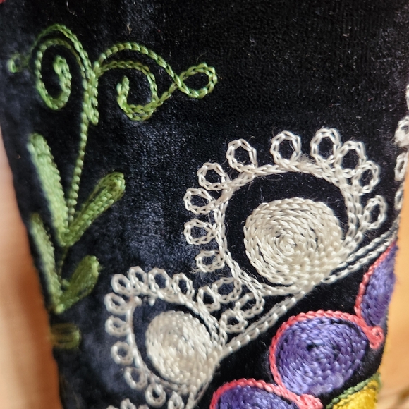 WOMEN'S SUZANI BLACK VELVET HAND EMBROIDERED STATEMENT KNEE BOOTS SIZE 8.5 / 39 - Picture 7 of 16